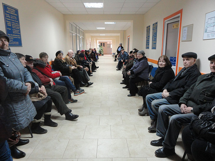I køen efter en snak med Odessa-ILCOs aktivister ved en stomilørdag på Odessas hospital Nr. 10, hvor Odessa-ILCO hører til.